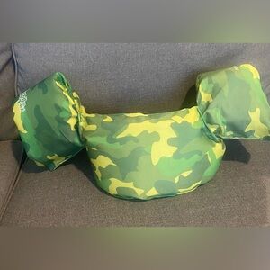 Puddle Jumpers Green and Yellow Camo Swimming helper vest 30-50 pounds